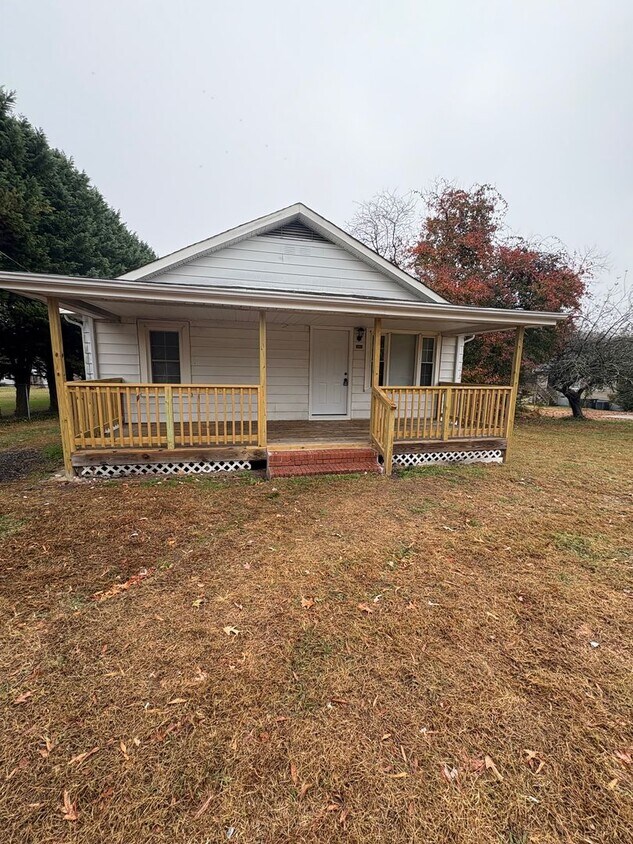Foto principal - Freshly Renovated Home in Greensboro- 3bed/1bath