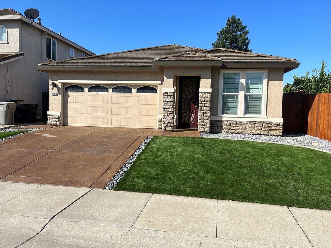 Primary Photo - Beautiful 3 Bedroom 2 Bath Home Available ...