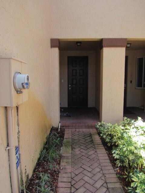 Building Photo - 1947  Alamanda Way