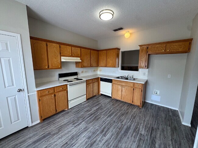 Foto del edificio - House Located On Cul-De-Sac & Next Block From Elementary!