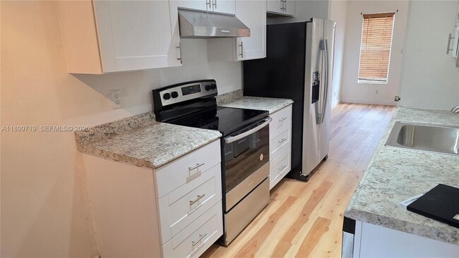 Building Photo - 650 Tennis Club Dr