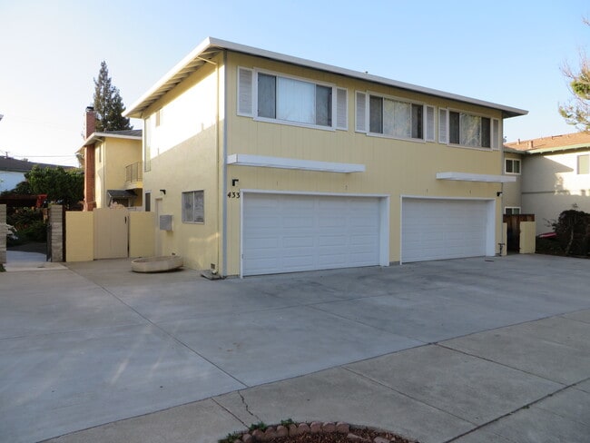 Front of building - 433 Vasquez Ct