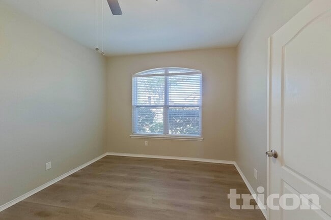 Building Photo - 522 Golden Bell Dr