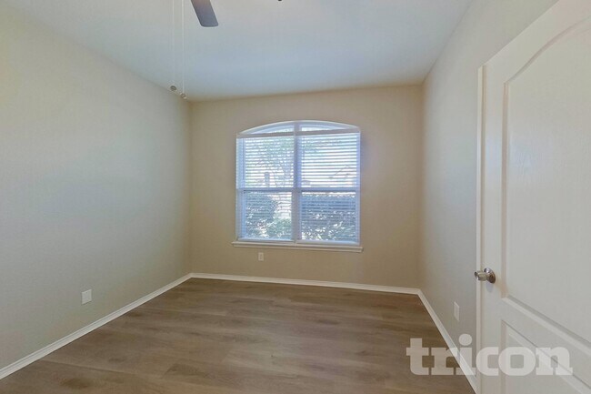 Foto del edificio - 522 Golden Bell Dr