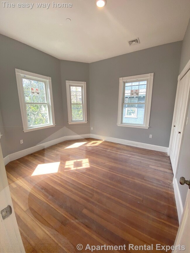 Building Photo - 32 Putnam Ave