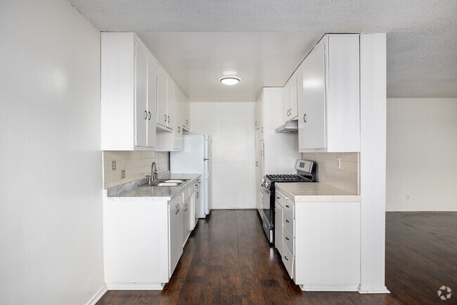 2 habitaciones, 2 baños - 900 pies cuadrados - Cocina - 740 S. St. Andrews Place