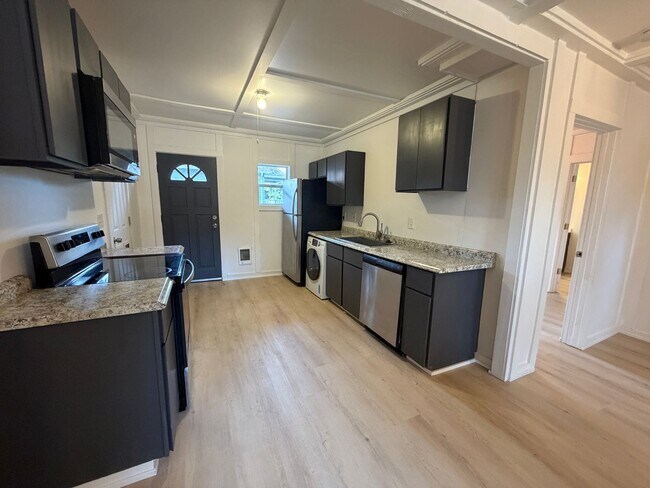 Foto del edificio - 595-595 Highland Ave NE