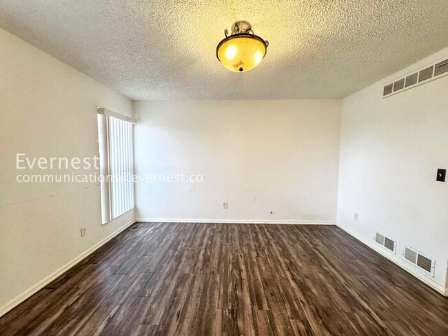 Building Photo - 3 Bed/2 Bath Home with Garage & Fenced Yard