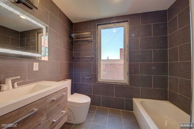 Foto del edificio - 2 br, 1 bath  - 763 Montgomery St