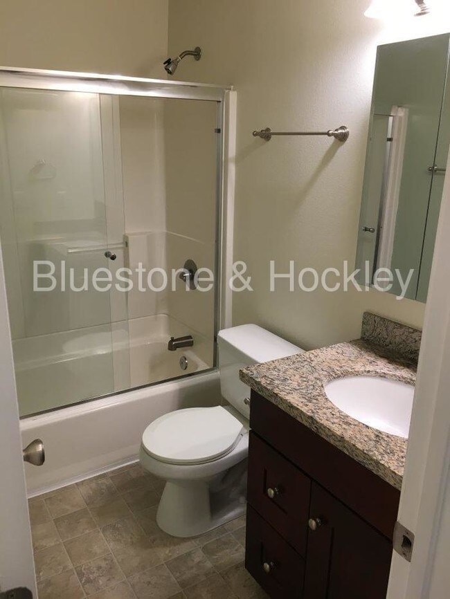 Building Photo - Make Autumn Oaks Apartments Your Home!