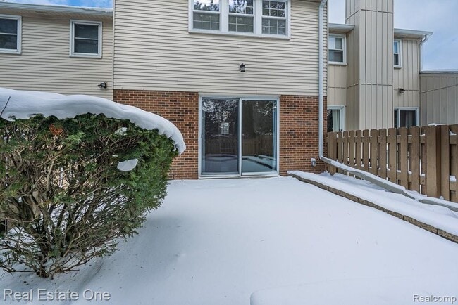 Foto del edificio - 5075 Buckingham Pl Dr