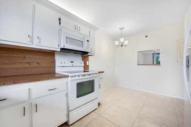 Building Photo - 7770 Tahiti Ln