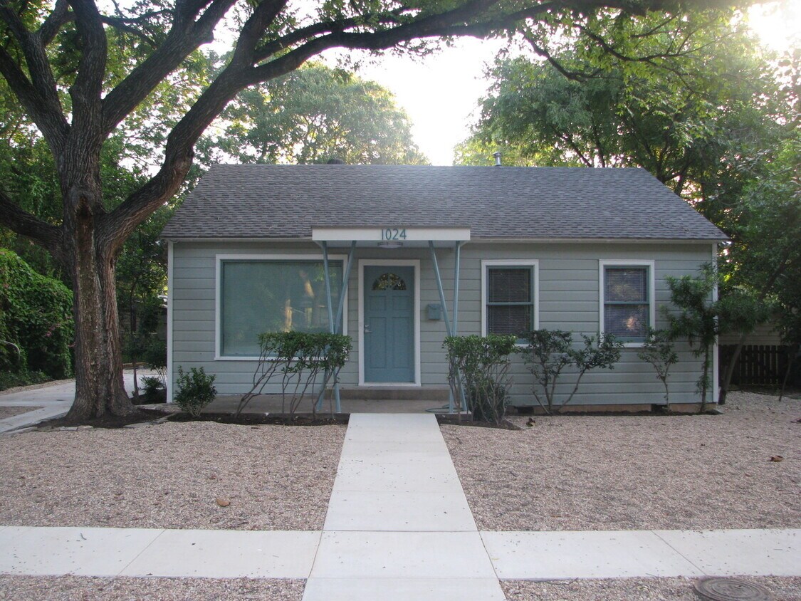 Foto principal - UT PRE-LEASE: Incredible 5 bed/2 bath remo...