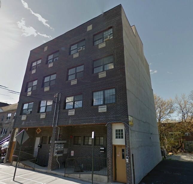 Foto principal - 712-714 E 214th St