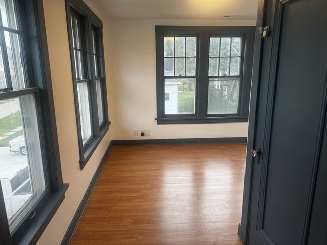 Building Photo - 105 University St