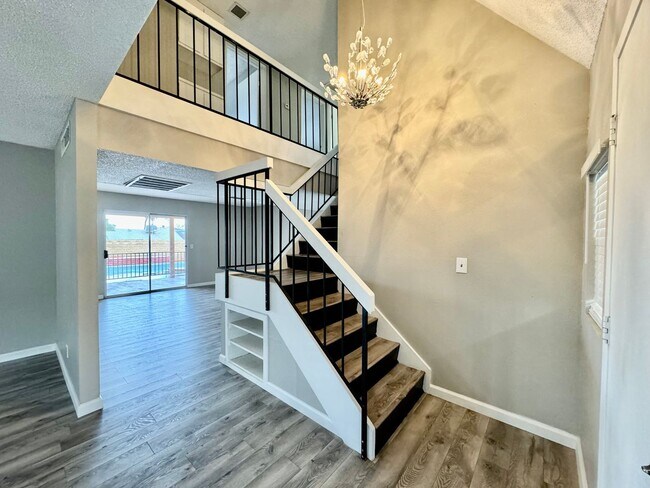 Foto del edificio - Fully Remodeled W/ Pool and 4 Bedrooms! Centrally Located