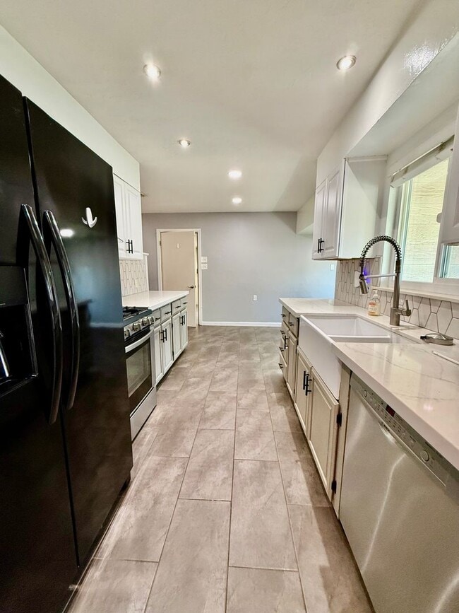 Building Photo - Great home available NOW