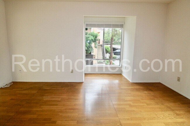 Foto del edificio - Mission Valley, 7958-E Mission Center Ct, Centrally Located, Community Pool and Spa!