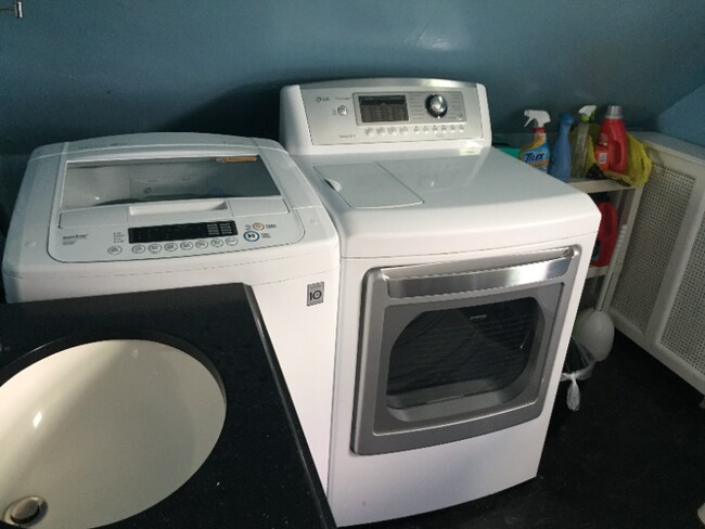 Building Photo - 141 Gainsborg Ave E