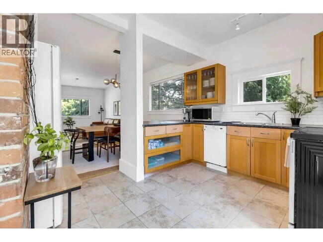 Photo du bâtiment - 1549 Maple St