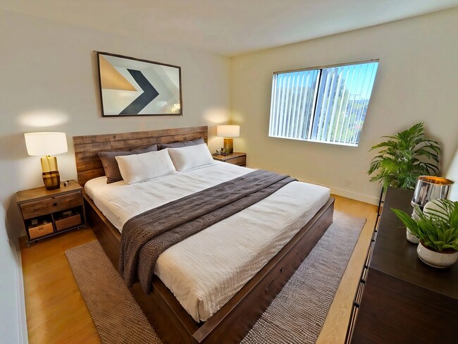 Building Photo - 1321 N Vista St