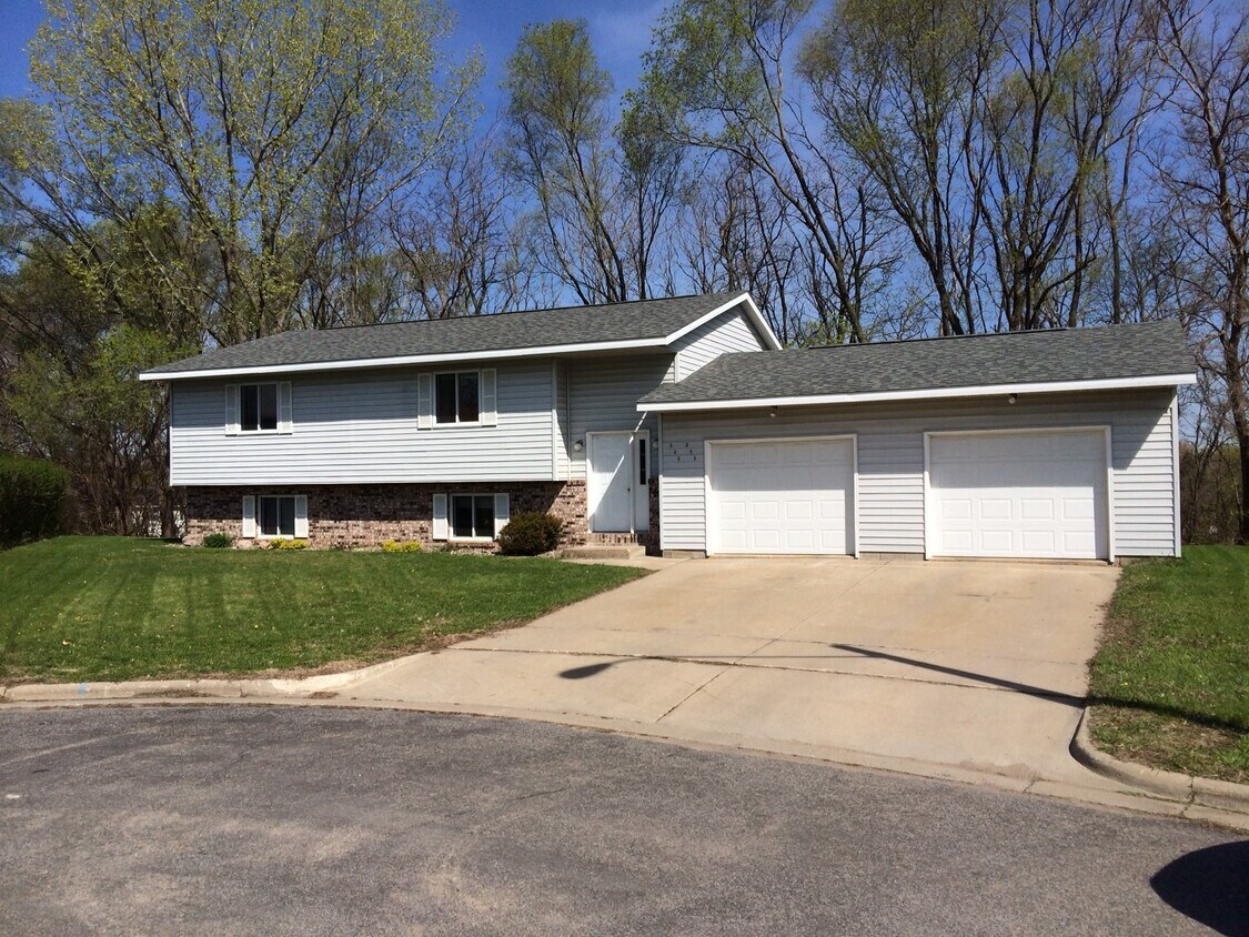 528 Bluebird Ct, Onalaska, WI 54650 Townhome Rentals in Onalaska WI