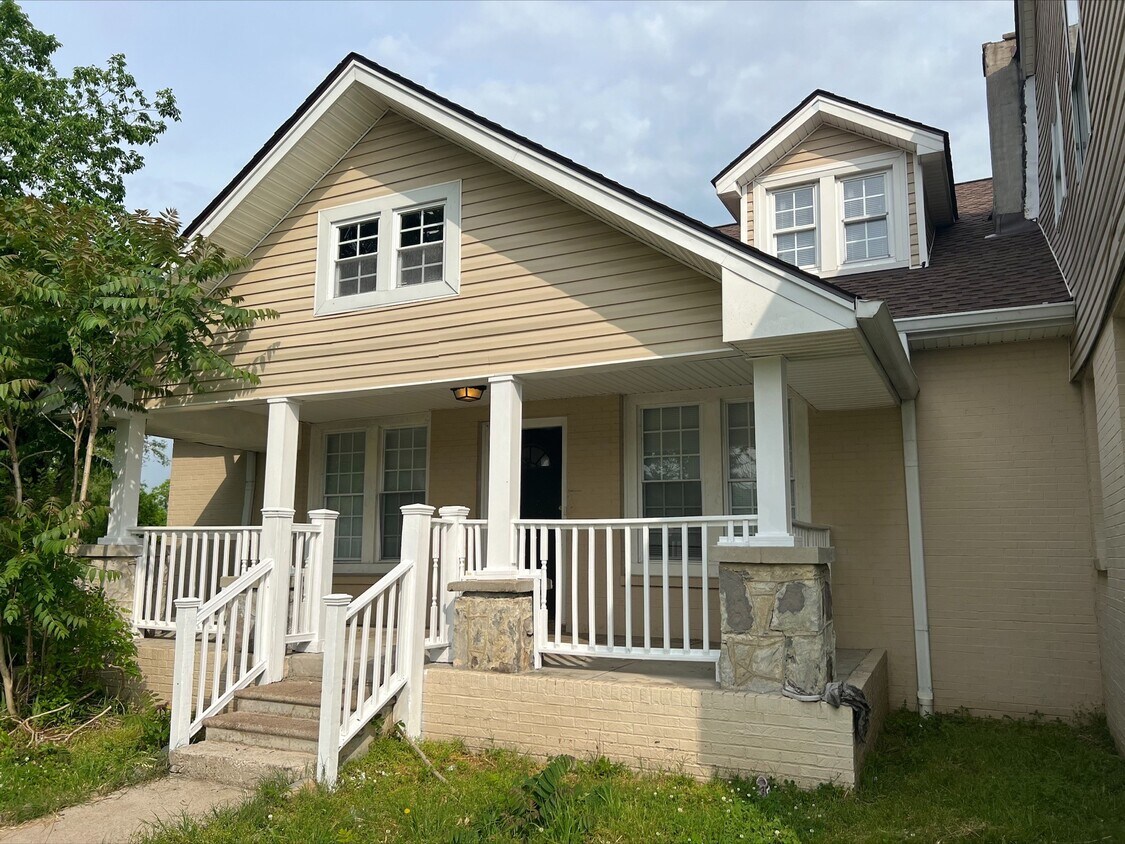 Foto principal - 3240 W Hamilton Ave