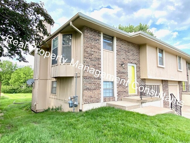 Building Photo - Lee's Summit 2 Bedroom Duplex