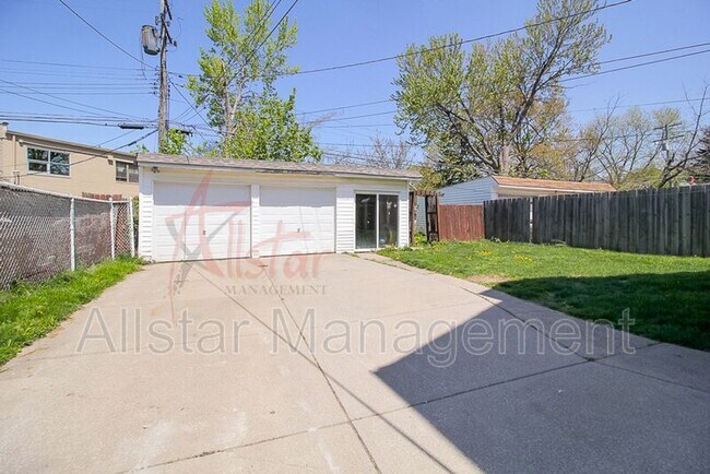 Building Photo - 6814 Bradley Ave