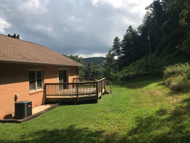 Large back Deck with Mountain View’s for entertainment - 331 Green Briar Rd