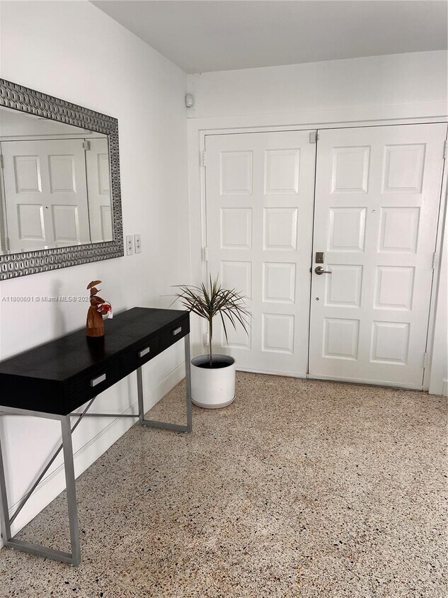 Foto principal - 940 NE 71st St