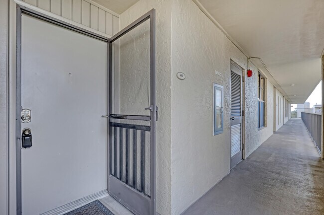 Building Photo - 18 Royal Palm Way
