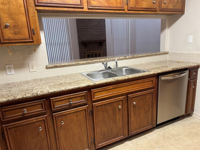 Building Photo - 13784 Hollowgreen Dr