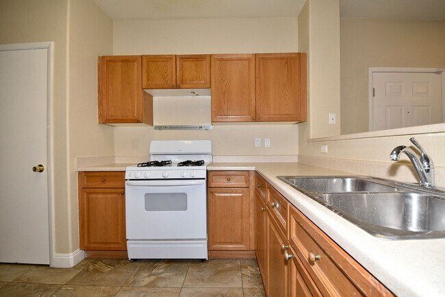 Building Photo - Charming 3-Bedroom, 2.5-Bath Condo with At...