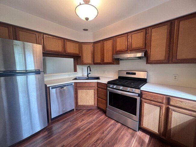 Building Photo - Move in ready condo NE side of Grand Rapid...