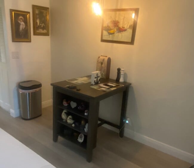 Building Photo - 571 SW South River Dr