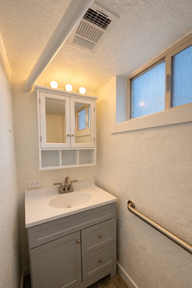 Foto del edificio - 3180 S Breeze Dr