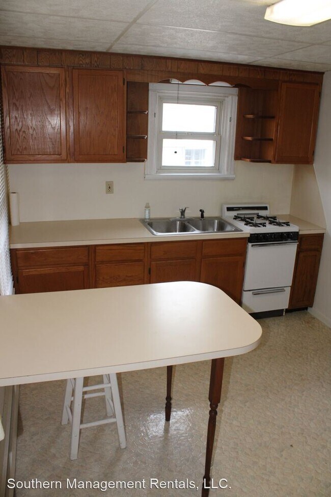 Building Photo - 2 br, 1 bath House - 315 Sixth St. 2nd floor