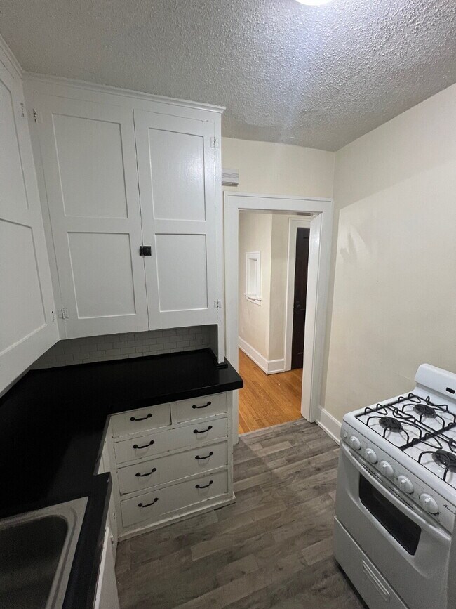 Foto del edificio - 1 Bedroom, 1 Bathroom Historical Apartment...