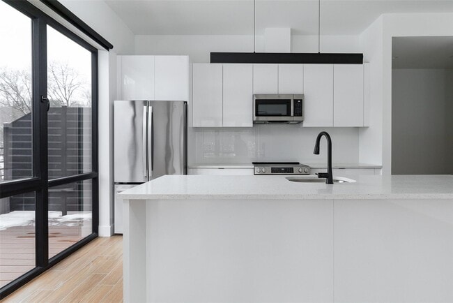 Building Photo - 300 Arno Dr