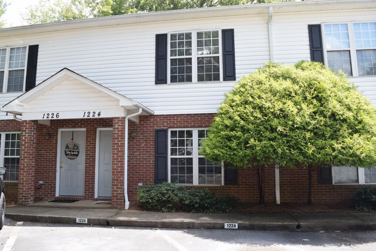 Foto principal - $1,150 | 2BR/1.5BA End Unit Townhouse – Sp...