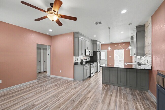 Foto del edificio - Modern 2 Bed Home on Acreage in Spring Branch | Private Setting + Updated Kitchen