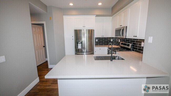 Foto del edificio - Modern Corner-Unit Condo with tandem 2-Car Garage in Central San Diego