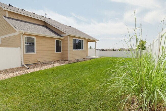 Building Photo - 3 bedroom. 2.5 bath two story home in seve...