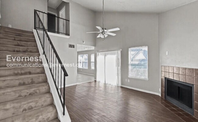 Foto del edificio - 15915 Rosebriar Dr