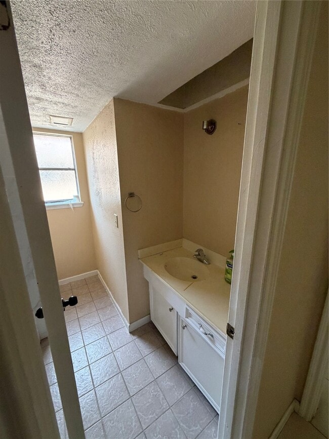 Building Photo - 10215 Hannon Dr
