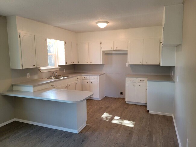 Foto del edificio - Recently Updated 3 Bed 2 Bath in Gun Barre...