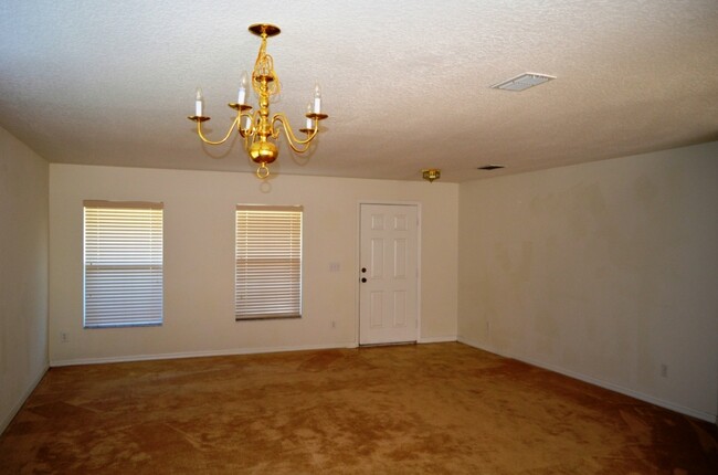 Building Photo - Spacious 4/2.5 House in Gated Eagle Creek ...