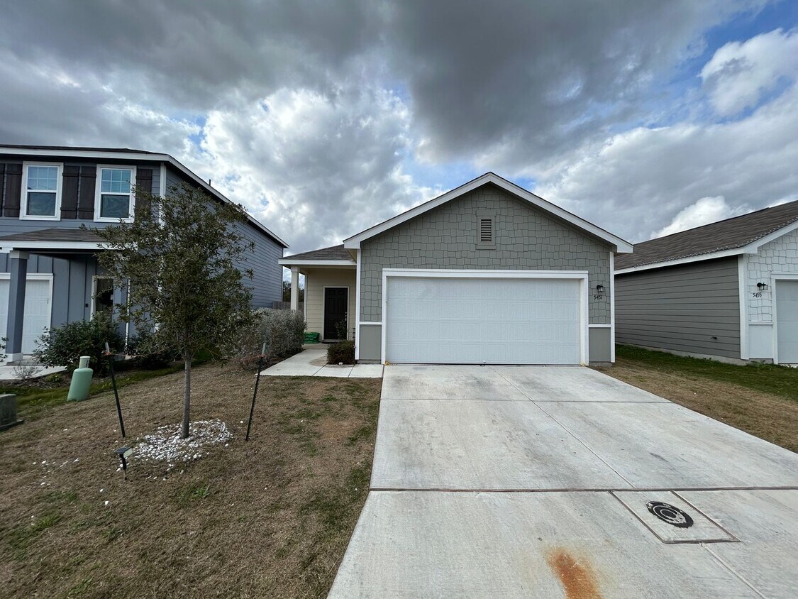FIRST TIME RENTAL! 3 Bedroom / 2 Bath Home... House Rental in