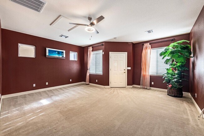 Foto del edificio - Luxurious Two-Story Home with Pool, Spa, a...